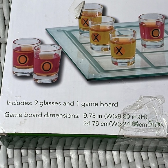 Tic-Tac-Toe Drinking Game - Glass Game Board & Shot Glass *IN BOX* - Picture 4 of 8